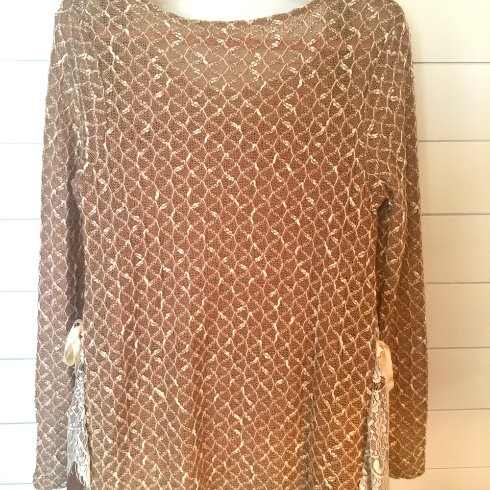 Alter’d State tunic top with lace details on side